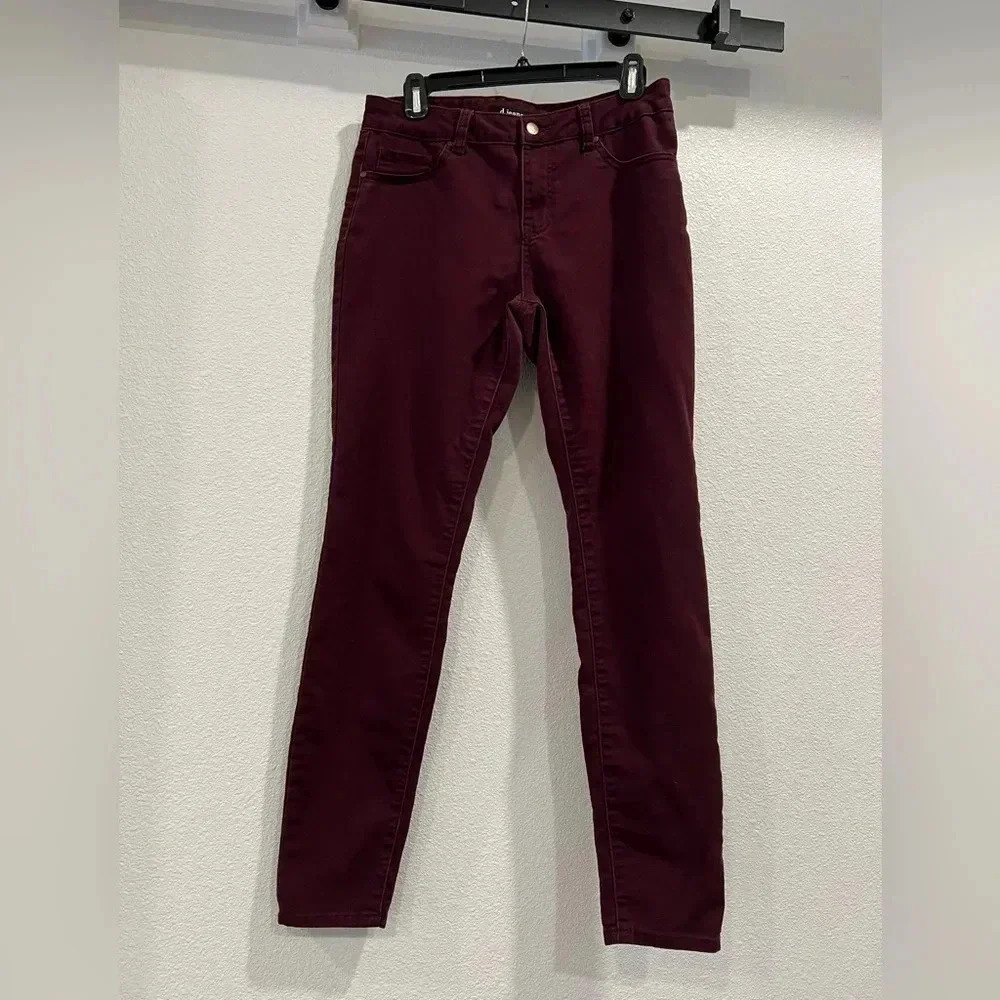 🔥🫶High waisted burgandy jeans, size 8 great fall color!​